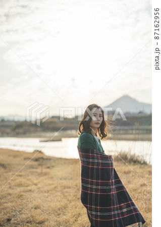 夕暮れの中の女性 夕暮れの中の女性 87162956