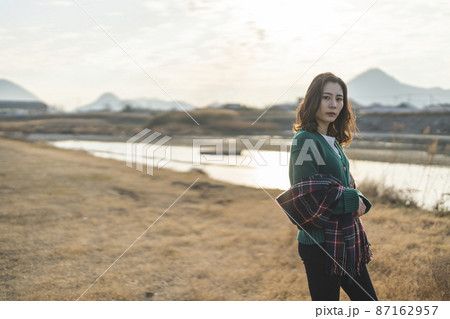 夕暮れの中の女性 夕暮れの中の女性 87162957
