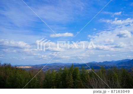 冬の空 遠方に高松空港(香川県高山航空公園より撮影) 冬の空 遠方に高松空港(香川県高山航空公園より撮影) 87163049