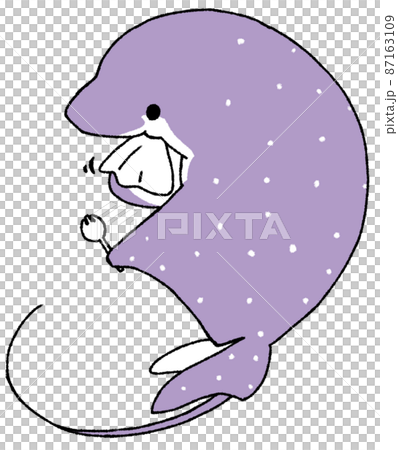 先割れスプーンを手に口を拭うエイ 87163109