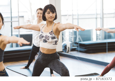 ヨガ・ホットヨガのレッスンを受ける女性たち 87163372
