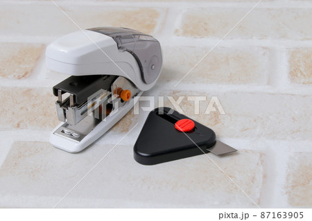 カッター,刃物,文具,文房具,切る,ホチキス、工作,道具,物,はもの,カッターナイフ 87163905