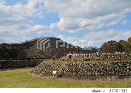 保渡田古墳群「八幡塚古墳」、後円部と中島 87164435