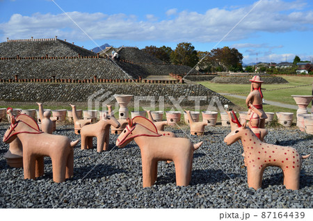 保渡田古墳群「八幡塚古墳」、馬の復元埴輪 87164439