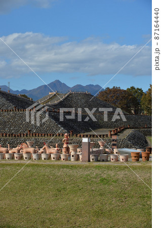 保渡田古墳群「八幡塚古墳」、復元埴輪と榛名山 87164440