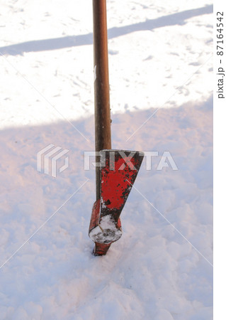 つるはし、道具、雪、冬、北国、雪割り、氷割り、日本、北海道、雪国、屋外、積雪 つるはし、道具、雪、冬、北国、雪割り、氷割り、日本、北海道、雪国、屋外、積雪 87164542