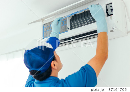 エアコン・空調設備の清掃をする作業着の男性(後ろ姿) エアコン・空調設備の清掃をする作業着の男性(後ろ姿) 87164706