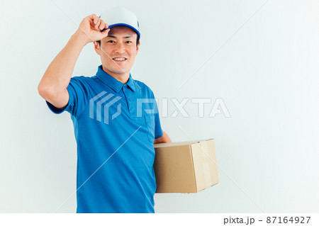 段ボールを持った作業着の男性 87164927