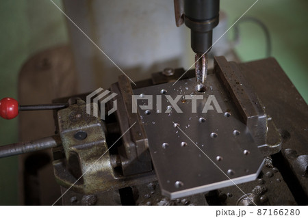 ラジアルボール盤で、タップ加工 87166280