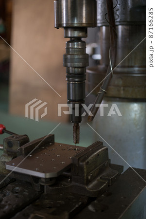 ラジアルボール盤で、タップ加工 87166285