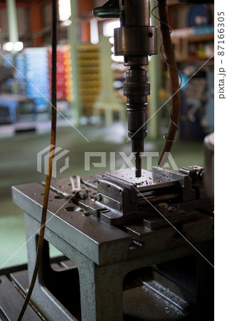 ラジアルボール盤で、タップ加工 87166305