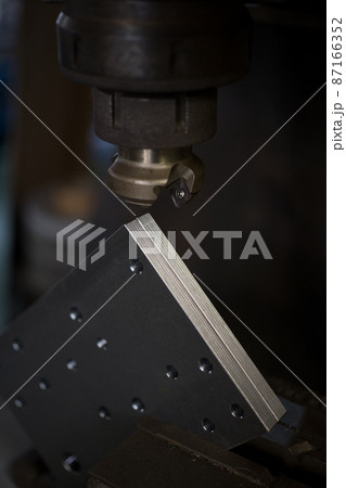 フライス盤で、面取り加工 87166352