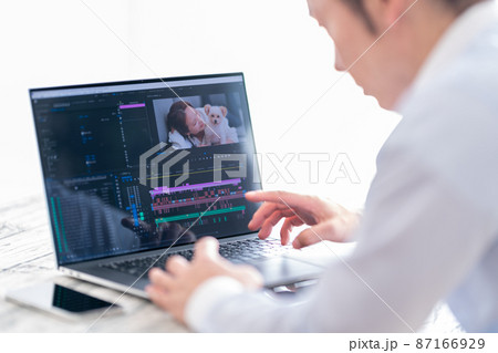 動画・映像クリエイター 男性　ノートパソコン　動画マーケティング　宣伝活動 87166929