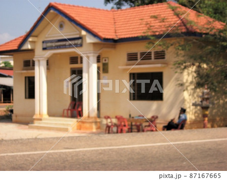 カンボジア、シェムリアップのバンテアイスレイ（ボンティアイスレイ）にトゥクトゥクで行く途中。 87167665