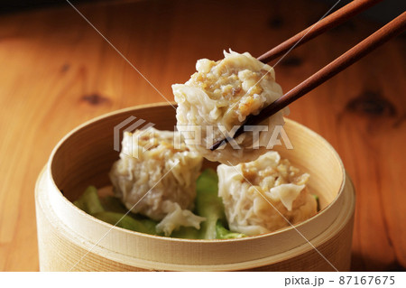 せいろに入った美味しそうな豚肉焼売 87167675