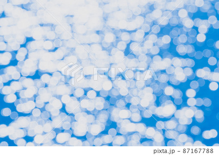 水面と反射する光 87167788