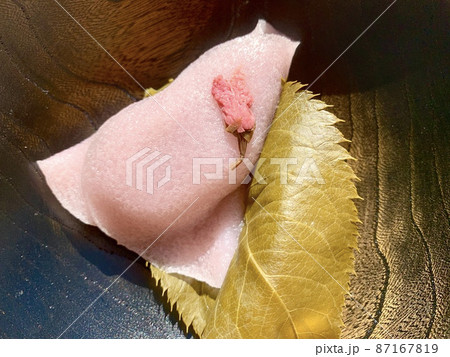 桜の葉に包まれた桜餅 写真素材 桜の葉に包まれた桜餅 写真素材 87167819