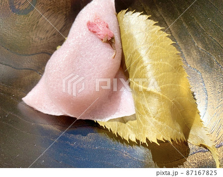 桜の葉に包まれた桜餅 写真素材 桜の葉に包まれた桜餅 写真素材 87167825