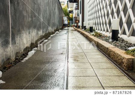 雨に濡れた路地【松本市中町通り】 雨に濡れた路地【松本市中町通り】 87167826