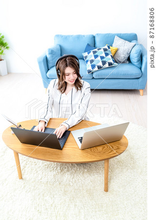 自宅で仕事をする若い女性 自宅で仕事をする若い女性 87168806