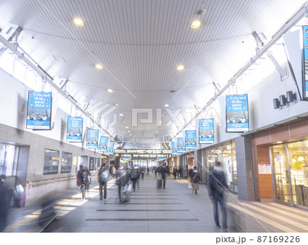 岡山駅さんすて改札口から駅構内を望む 87169226