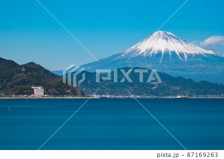 三保真崎海水浴場から見る駿河湾と富士山 三保真崎海水浴場から見る駿河湾と富士山 87169263