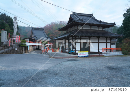 【瀬戸内三十三観音霊場】第二十一番　嫁いらず観音院の初冬の朝の風景1　岡山県井原市 87169310
