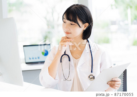 診察をする女性医師 87170055