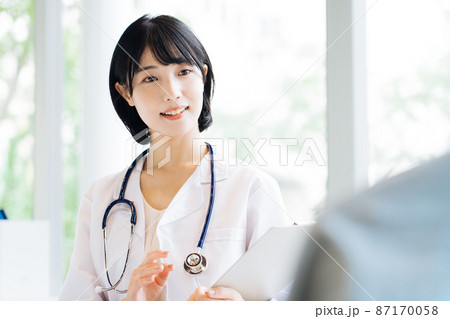 診察をする女性医師 診察をする女性医師 87170058