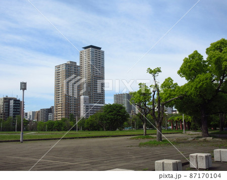 大阪市中央区の高層マンションと難波宮跡公園 87170104