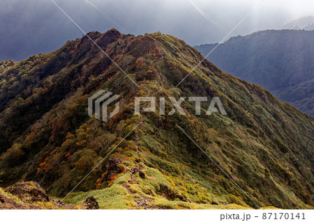 谷川岳・西黒尾根から見る紅葉の山並み 87170141