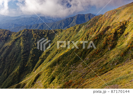 谷川岳・西黒尾根の登りから見る紅葉の天神尾根 87170144