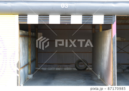 からっぽのガレージ 87170985