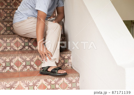 Men can't go upstairs. Due to muscle weakness, pain, and tingling at the nerve endings of the knee This is a side effect of Guillain-Barre Syndrome after vaccination against COVID-19 87171139