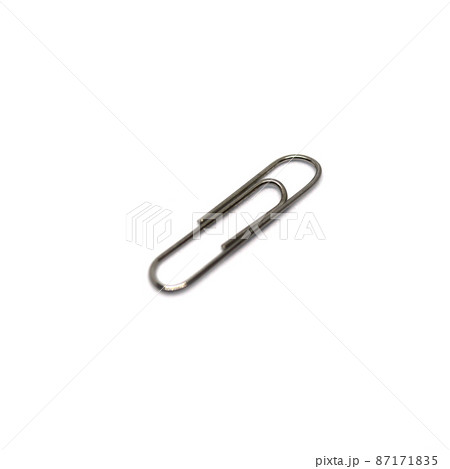 白背景に置かれたゼムクリップ 白背景に置かれたゼムクリップ 87171835