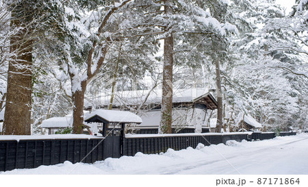 風情ある冬の角館武家屋敷通り 87171864