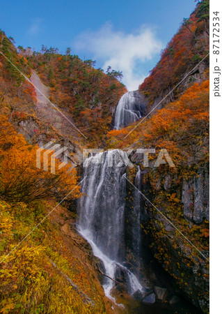 中ノ又渓谷　紅葉の安の滝　日本の滝百選　秋田県北秋田市 87172534
