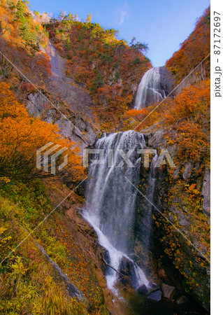 中ノ又渓谷　紅葉の安の滝　日本の滝百選　秋田県北秋田市 87172697