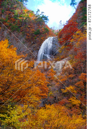 紅葉の安の滝（上段）日本の滝百選　秋田県北秋田市 87172788