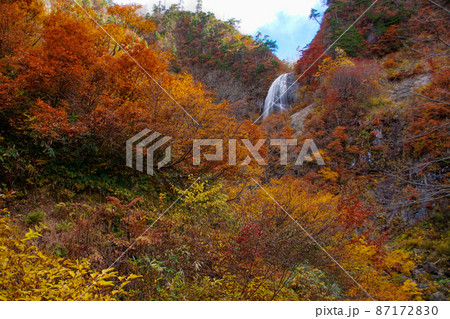 紅葉の安の滝（上段）日本の滝百選　秋田県北秋田市 87172830