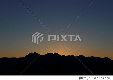 榛名山の夕方のシュルエット　星空になる頃　群馬県渋川 87173778