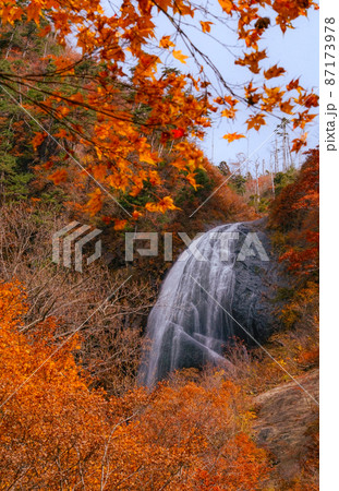 紅葉の安の滝（上段）中ノ又渓谷　秋田県北秋田市 87173978