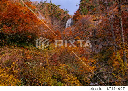 紅葉の安の滝（上段）中ノ又渓谷　秋田県北秋田市 87174007
