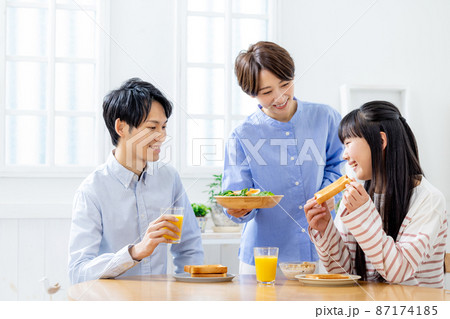 家族で朝ごはん 87174185