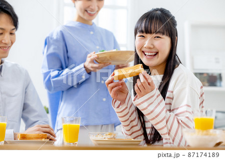 家族で朝ごはん 87174189
