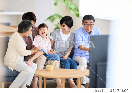 テレビを見る三世代家族 87174800