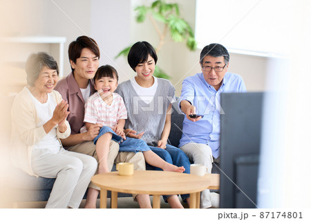 テレビを見る三世代家族 87174801