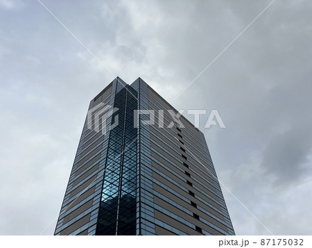 見上げた都会の高層オフィスビルと曇り空 見上げた都会の高層オフィスビルと曇り空 87175032