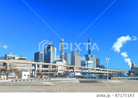 【兵庫県】快晴下の神戸三宮の都市風景 87175163