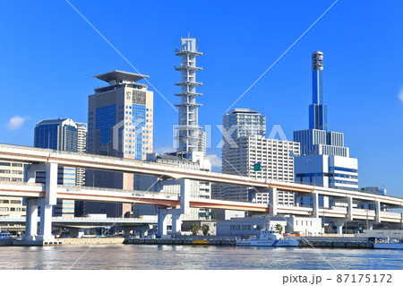 【兵庫県】快晴下の神戸三宮の都市風景 87175172